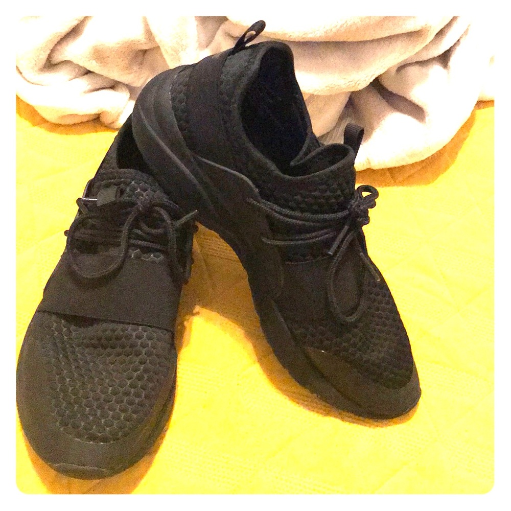 Black running shoes 8.5 but will fit if an 8